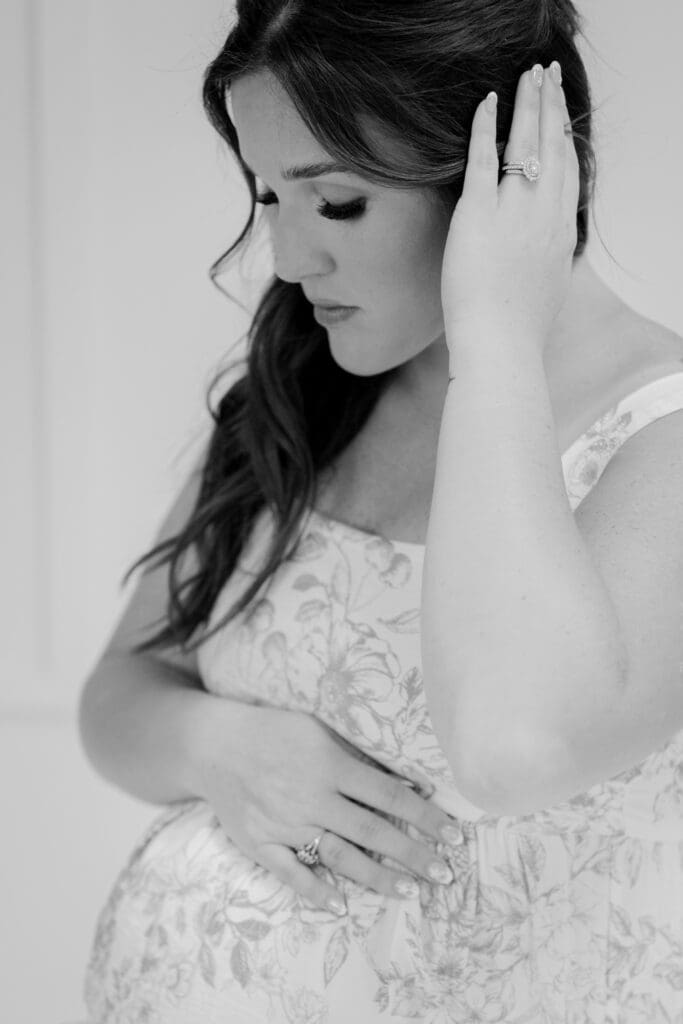 Black and white close-up maternity portrait in Bainbridge